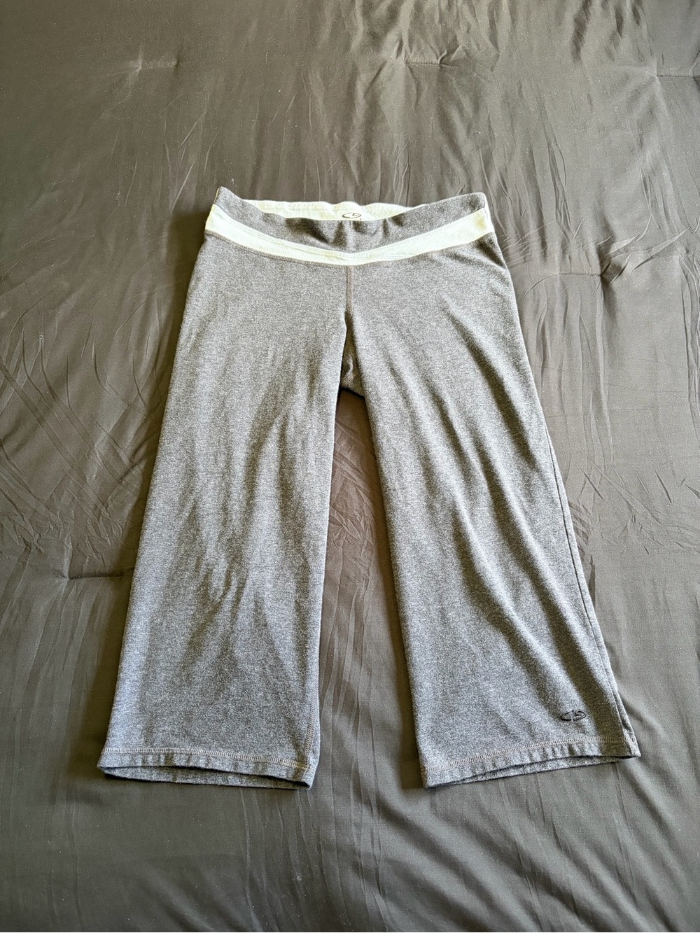 Y2K 2000s Gray low rise capri leggings with light blue waistband. Size S.
